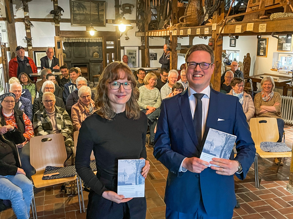 Nikola Böcker, Co-Autorin des Buches und Dr. Langewand